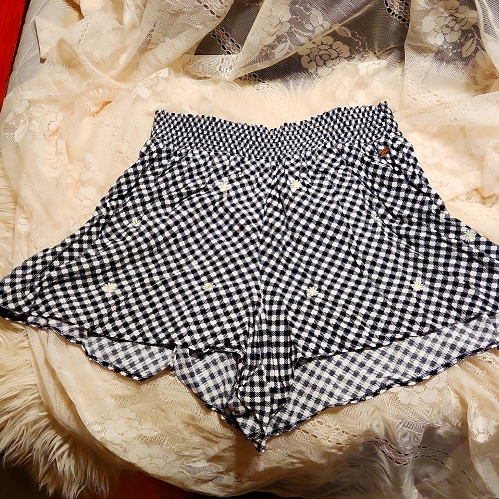 VS PINK BRAND 💗  DRESS SHORT BLACK CHECKERED WITH DAISYS ON THE FRONT. SIZE LAR